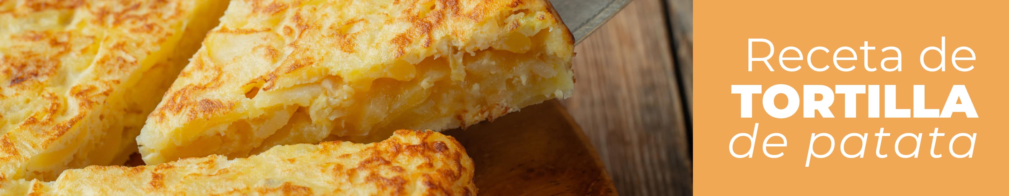 Tortilla de patatas recién hecha en un plato y un trozo cortado 